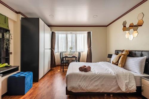 1 dormitorio con cama, mesa y comedor en Omni Tower Sukhumvit4 NaNa Asoke BTS MRT Hispeed WiFi Pool&Gym en Bangkok
