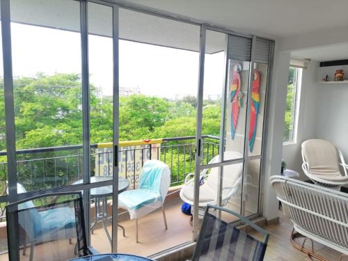 Cette chambre dispose d'un balcon avec une table et des chaises. dans l'établissement Maravilloso Apartamento Girardot Ricaurte con vista Panorámica, à Ricaurte