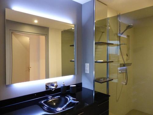 ein Bad mit einem Waschbecken und einem Spiegel in der Unterkunft Appartement Moulins, 3 pièces, 4 personnes - FR-1-489-412 in Moulins