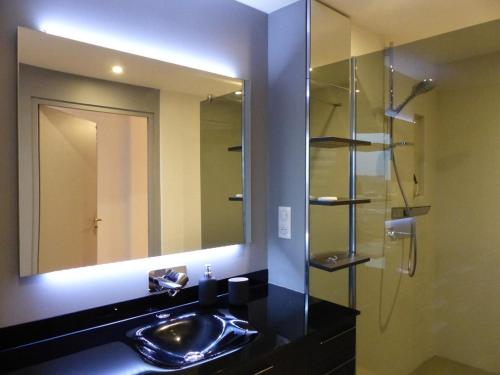 łazienka z umywalką i lustrem w obiekcie Appartement lumineux à Moulins avec terrasse et proche centre - FR-1-489-413 w mieście Moulins