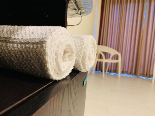 un dispensador de toallas en una encimera en una habitación en Hotel EliteInn Mahiyanganaya en Mahiyangana