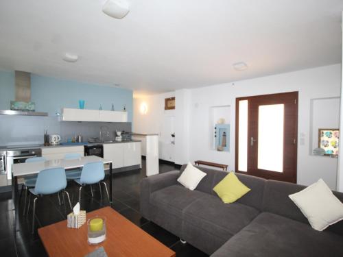 un salon avec un canapé et une cuisine dans l'établissement Appartement rénové au centre de Collioure avec terrasse, parking, clim portative et Wi-Fi - FR-1-309-190, à Collioure
