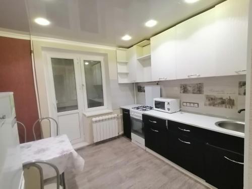 Kjøkken eller kjøkkenkrok på Квартира на Бр Жубановых 283 корпус 1