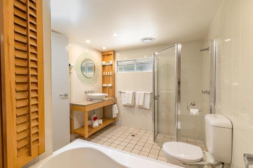 ein Bad mit einer Dusche, einem WC und einem Waschbecken in der Unterkunft Seagulls in Townsville