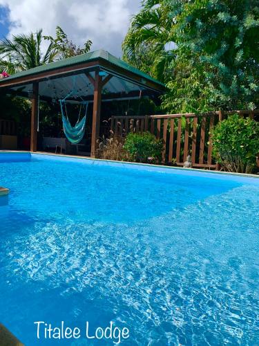 Bazén v ubytování Titalee Lodge 3 Villas autour d'une piscine nebo v jeho okolí
