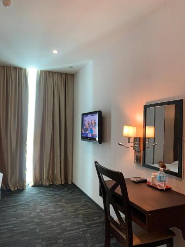 TV a/nebo společenská místnost v ubytování The Room Hotel