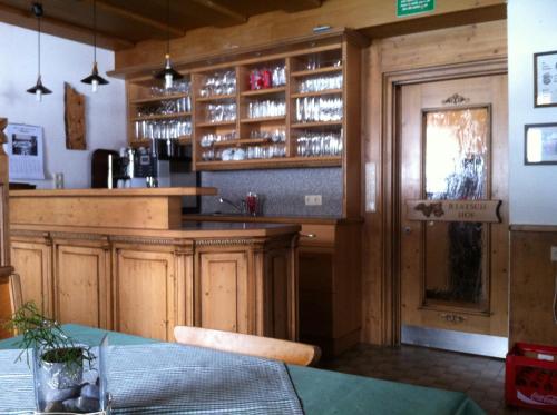 a dining room with a table and a bar at Riatschhof in Nauders