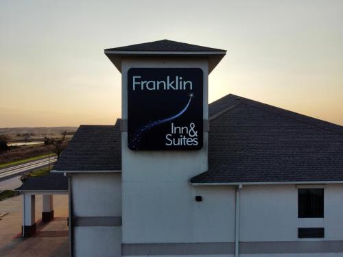 un bâtiment avec un panneau indiquant familia inn and suites dans l'établissement Franklin Inn & Suites, à Franklin