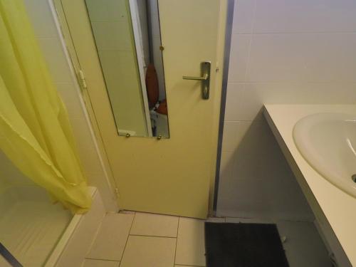 Kúpeľňa v ubytovaní Studio avec parking, coeur marina - FR-1-472-180