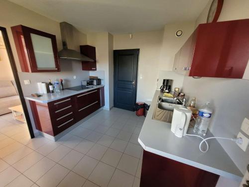 une cuisine avec un évier et un plan de travail dans l'établissement Maison 4 ch. à Wimereux, jardin, wifi, garage, idéal pour familles - FR-1-675-17, à Wimereux