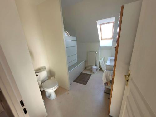 mała łazienka z toaletą i oknem w obiekcie Maison 4 ch. à Wimereux, jardin, wifi, garage, idéal pour familles - FR-1-675-17 w mieście Wimereux