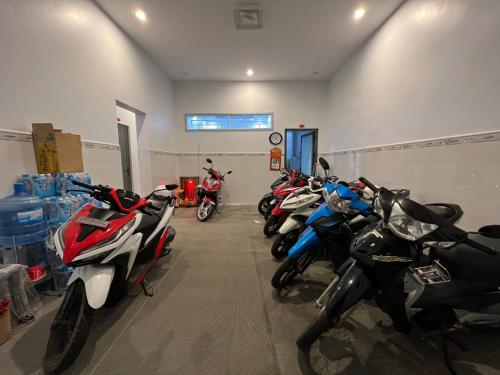 una fila di motociclette parcheggiate in un garage di Nhà Nghĩ Cao Thắng a Bạc Liêu