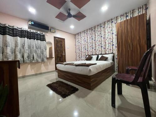 1 dormitorio con 1 cama y ventilador de techo en Sweety's Residency en Port Blair