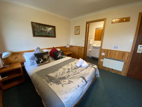 a bedroom with a large bed in a room at Candlelight Lodge in Thredbo