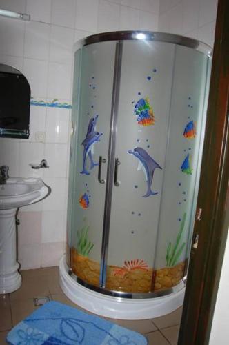 y baño con ducha con peces. en Step Town, en Kigali