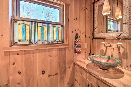 La salle de bains est pourvue d'un lavabo en pierre et d'une fenêtre. dans l'établissement Cabin with Decks and Fire Pit Near Lost River!, à Basye