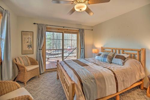 - une chambre avec un grand lit et un balcon dans l'établissement Cabin with Decks and Fire Pit Near Lost River!, à Basye