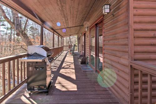Un balcón o terraza de Cabin with Decks and Fire Pit Near Lost River!