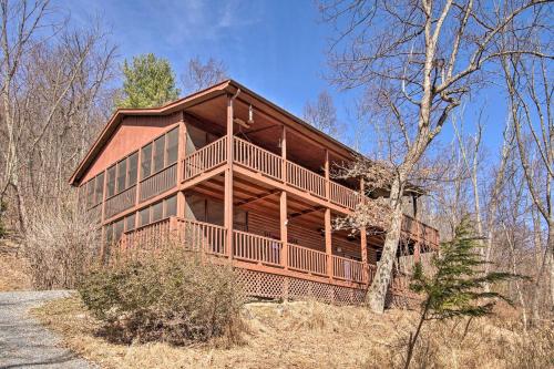 una gran casa de madera en el bosque en Cabin with Decks and Fire Pit Near Lost River!, en Basye