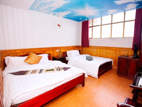 een hotelkamer met 2 bedden bij Hà Giang Hotel Sapa in Sa Pa