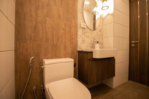 een badkamer met een wit toilet en een wastafel bij ECOndo Bangsaray in Bang Sare