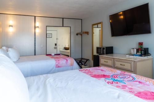 Postel nebo postele na pokoji v ubytování Dragonfly Inn & Suites