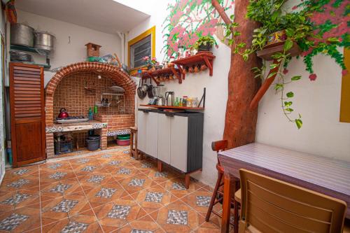 プラヤ・デル・カルメンにあるLa Casa Del Almendroのテーブルと木が並ぶキッチン