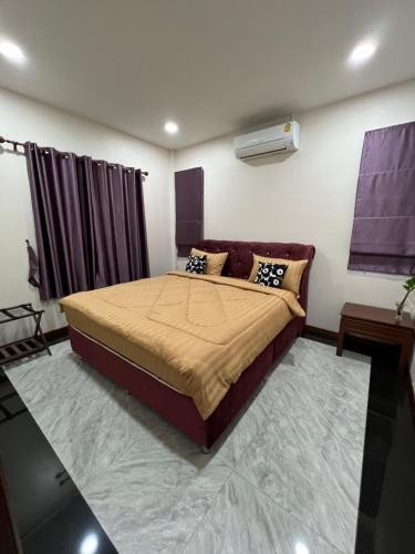 1 dormitorio con 1 cama grande en una habitación en New Home Gบ้านเดี่ยวสร้างใหม่ ใกล้ทะเล ตัวเมืองระยอง, en Ban Chak Phai