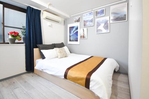 Postel nebo postele na pokoji v ubytování Comfy Stay Sakuramachi