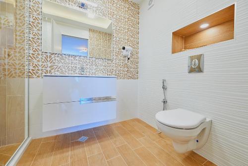 ポモリエにあるFamily Hotel Regataのバスルーム(トイレ、ガラス張りのシャワー付)
