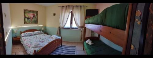 La Vecchia Fattoria في Pignola: غرفة نوم مع سرير وسريرين بطابقين
