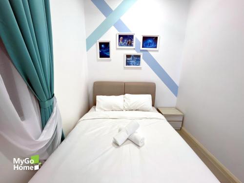 a bedroom with a bed with a cross on it at D'Pristine締金城-新山樂高樂園旁-特色主題房 冰雪奇緣 皮卡丘 角落生物 懶懶熊 in Nusajaya