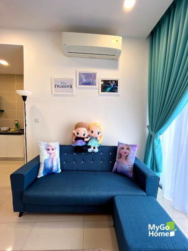 a blue couch in a living room with dolls on it at D'Pristine締金城-新山樂高樂園旁-特色主題房 冰雪奇緣 皮卡丘 角落生物 懶懶熊 in Nusajaya