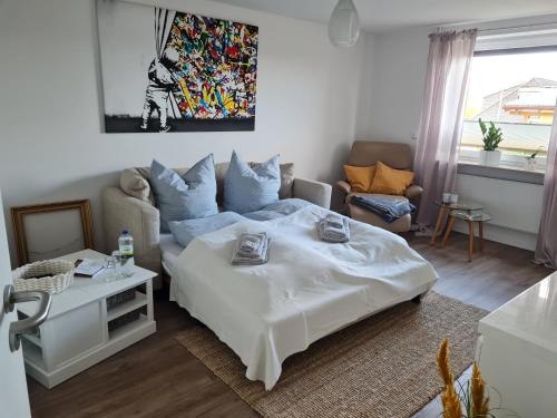 sala de estar con cama y sofá en Schöne ruhige Eigentumswohnung mit Terrasse en Flensburg