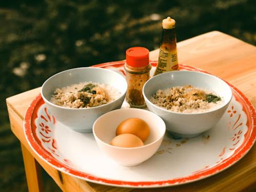 a tray with three bowls of food and two bottles of beer at Mon Jaw Doi at Monjam in Chiang Mai