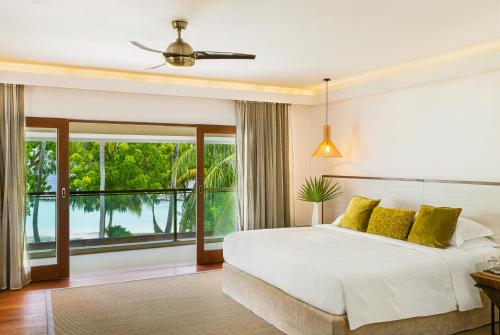 1 dormitorio con cama y ventana grande en Kurumba Maldives, en Male