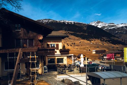 ein Gebäude mit Bergblick in der Unterkunft Hotel Cresta in Sedrun