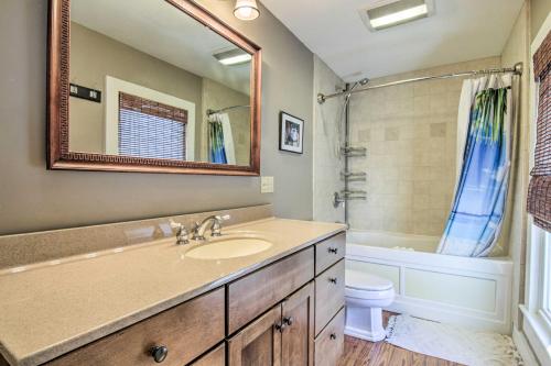 y baño con lavabo, aseo y espejo. en Dorchester County Home Near Choptank River!, en Cambridge