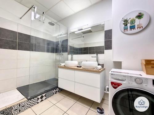 a laundry room with a washer and dryer at Leu Bengali - 3 étoiles - T4 duplex à Saint-Leu in Saint-Leu