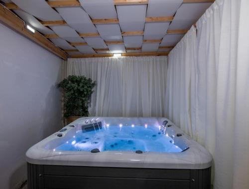 een bad in een kamer met een plafond bij Lucky Suites in Rethimnon