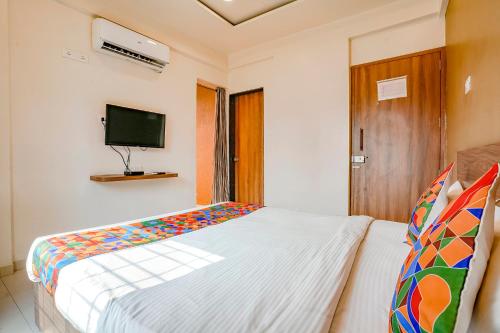 Letto o letti in una camera di FabHotel 24 Baner - Nr MCF Camp