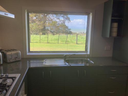 Η κουζίνα ή μικρή κουζίνα στο Kaiaua Bayview Farm Apartment