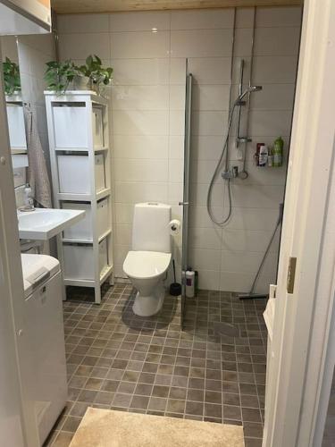 uma casa de banho com um chuveiro, um WC e um lavatório. em Yksiö loistavalla sijainnilla sekä yhteyksillä em Vantaa