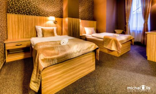 パビャニツェにあるAviatorのホテルルーム内のベッド2台が備わる部屋