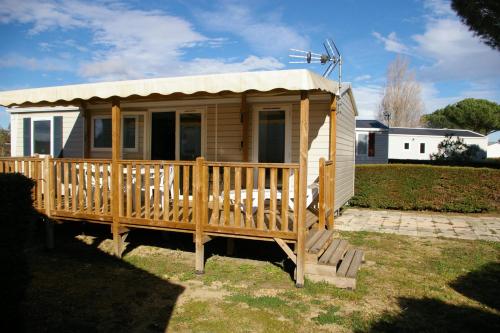 una piccola casa con portico e mulino a vento di Mobile Home OuiReves 221 facing the Mediterranean a Lattes