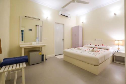 1 dormitorio con cama, lavabo y espejo en Local Travel Beach Maldives en Hangnaameedhoo