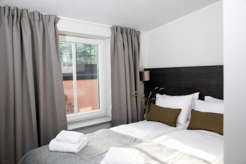 sypialnia z łóżkiem i oknem w obiekcie Bob W Sentralen w Oslo