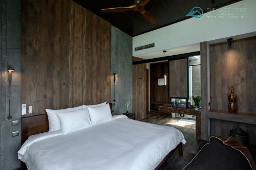 Säng eller sängar i ett rum på Oasis Spring Villa Tam Dao - Venuestay