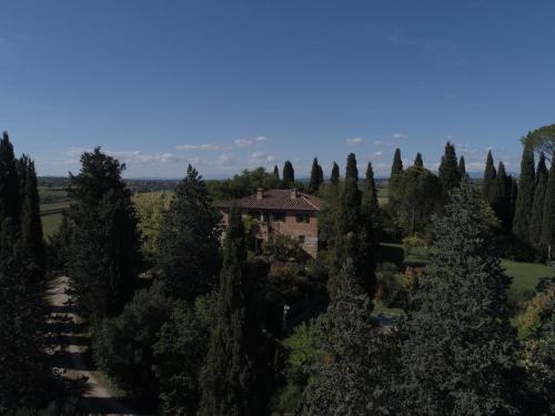 an aerial view of a house surrounded by trees at Al Giardino Degli Etruschi in Chiusi