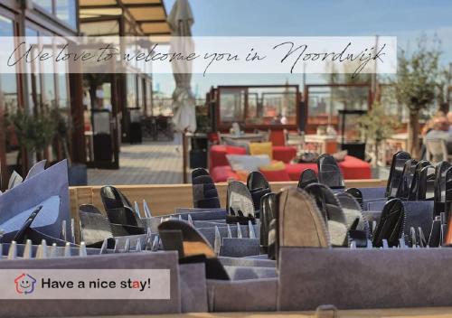 eine Sitzgruppe vor einer Terrasse in der Unterkunft Zomerhuis Toda Cambia dicht bij strand in Noordwijk aan Zee